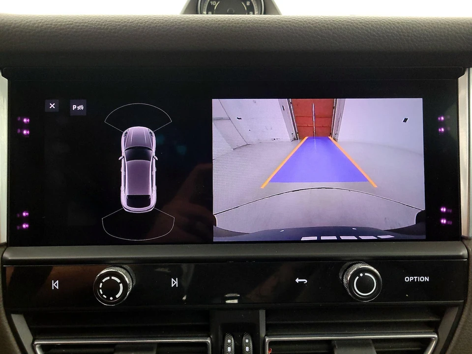 2022 Porsche Macan - Image 15 of 28