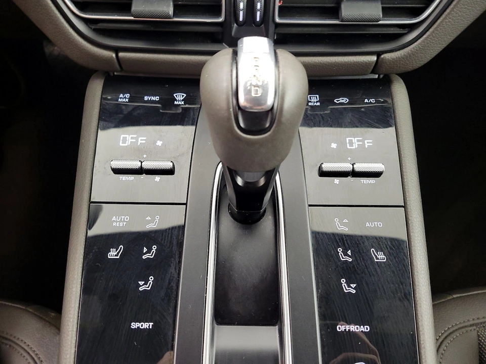 2022 Porsche Macan - Image 17 of 28