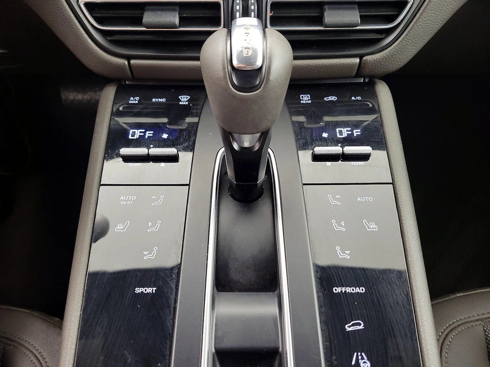 2022 Porsche Macan - Image 18 of 28