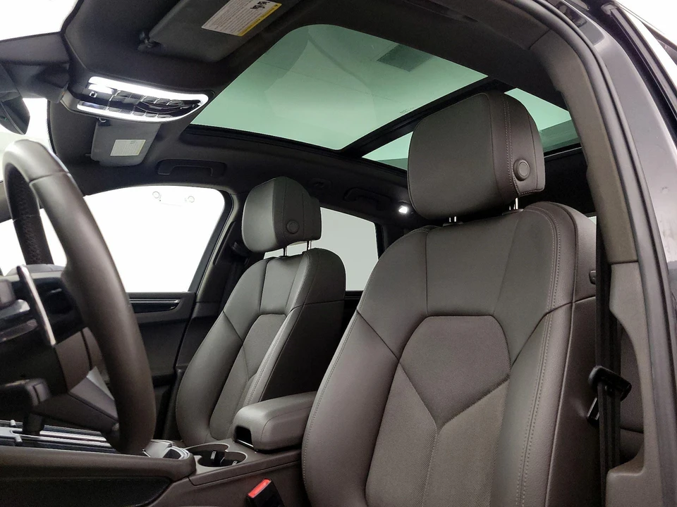 2022 Porsche Macan - Image 20 of 28