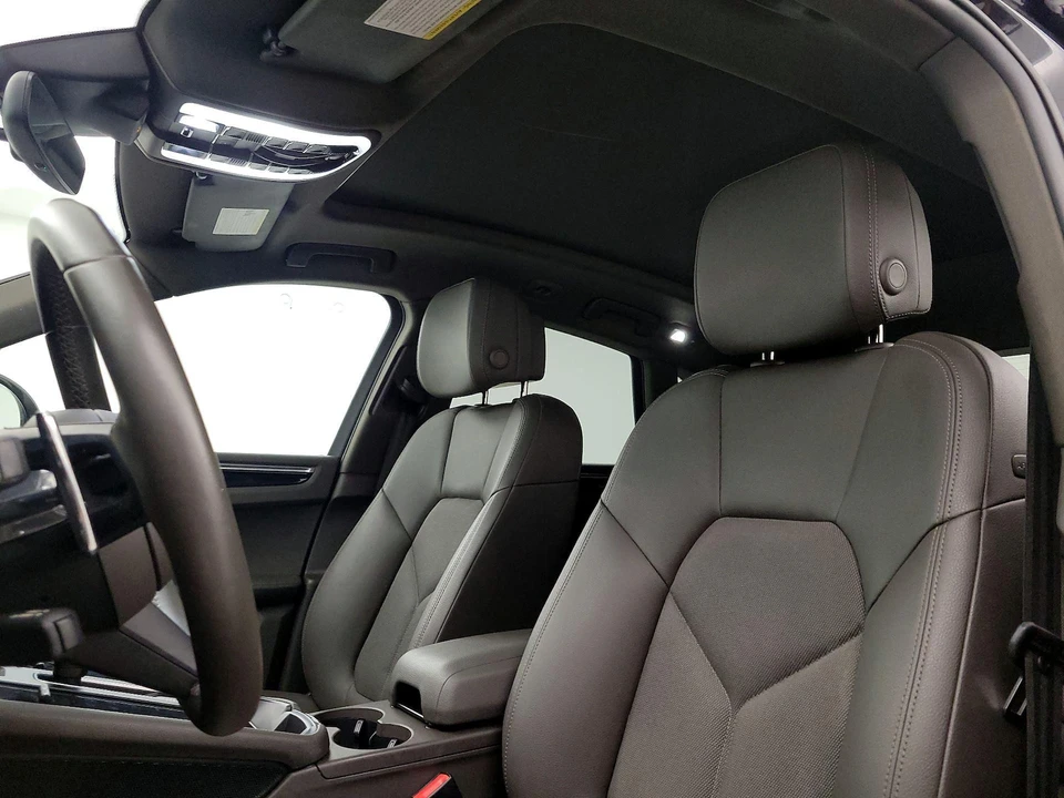 2022 Porsche Macan - Image 24 of 28