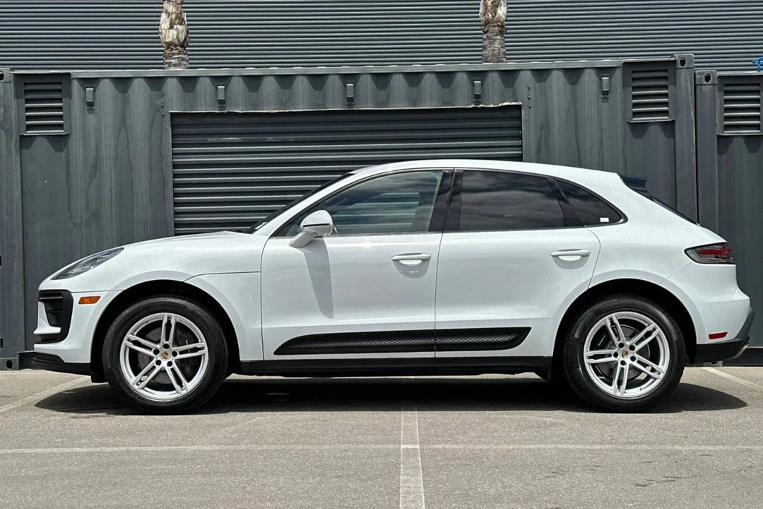 2022 Porsche Macan - Image 2 of 5