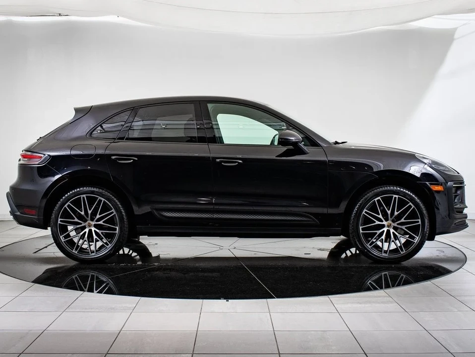 2022 Porsche Macan - Image 9 of 21