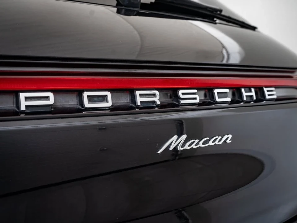 2022 Porsche Macan - Image 17 of 21