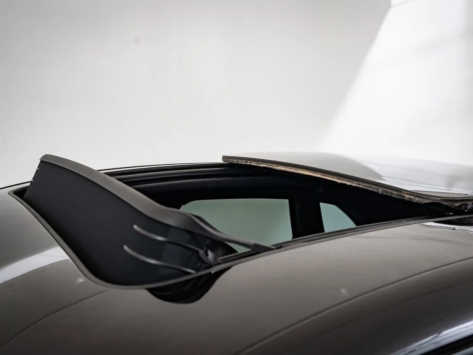 2022 Porsche Macan - Image 16 of 21
