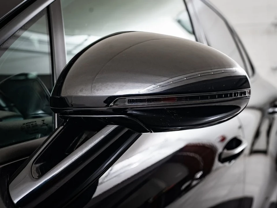 2022 Porsche Macan - Image 15 of 21