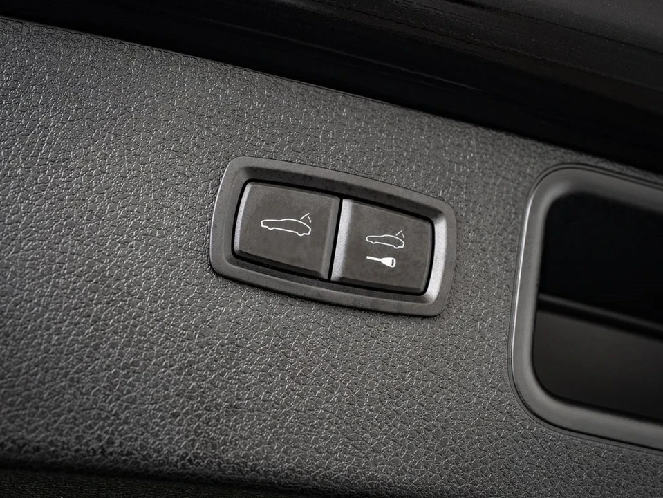 2022 Porsche Macan - Image 19 of 21