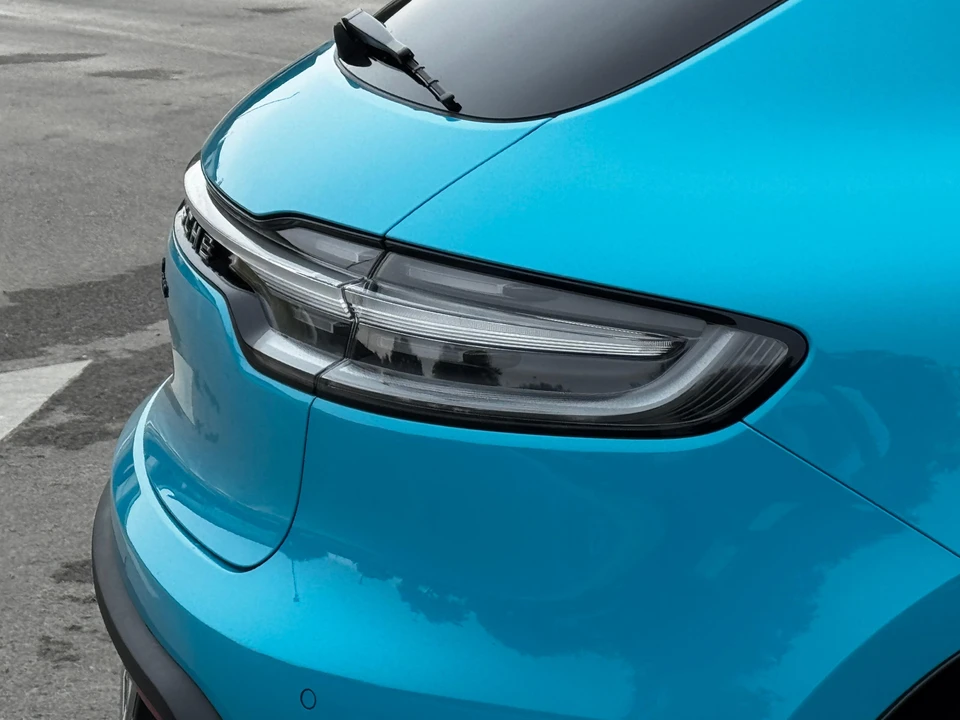 2022 Porsche Macan - Image 17 of 31