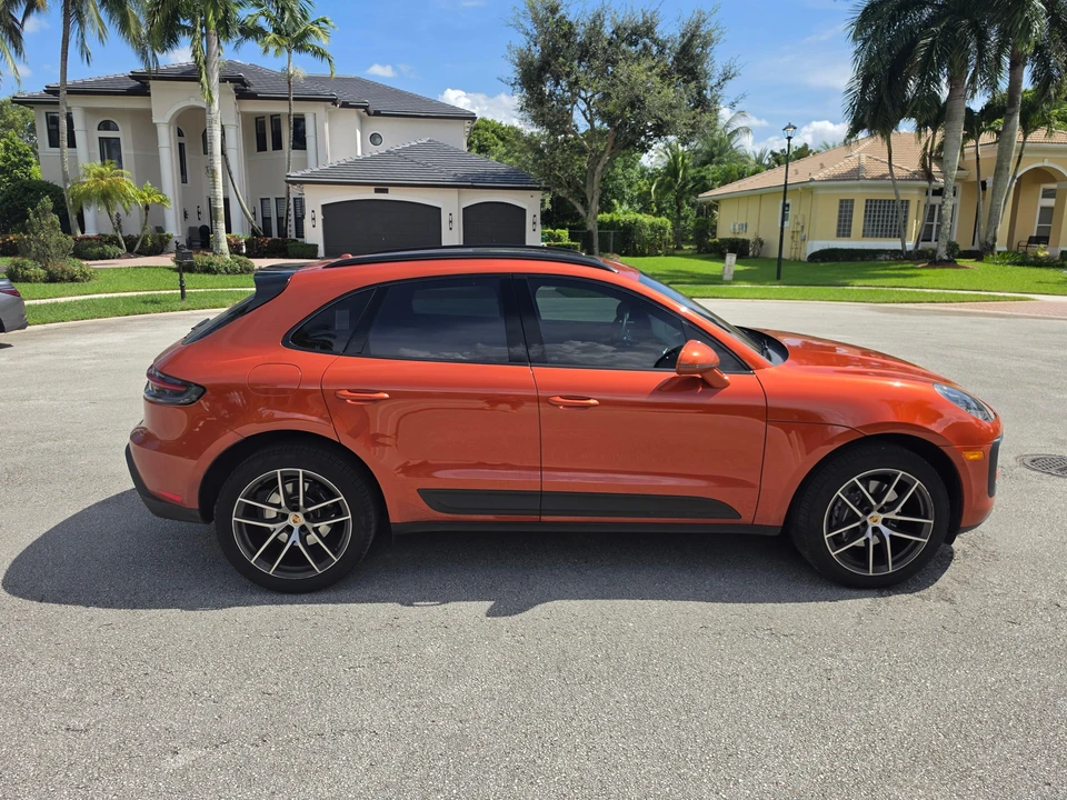 2022 Porsche Macan - Image 11 of 31