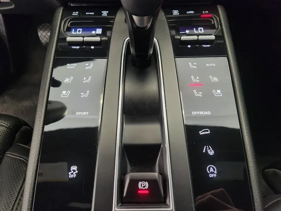 2022 Porsche Macan - Image 7 of 8