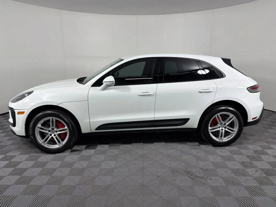 2022 Porsche Macan - Image 2 of 5