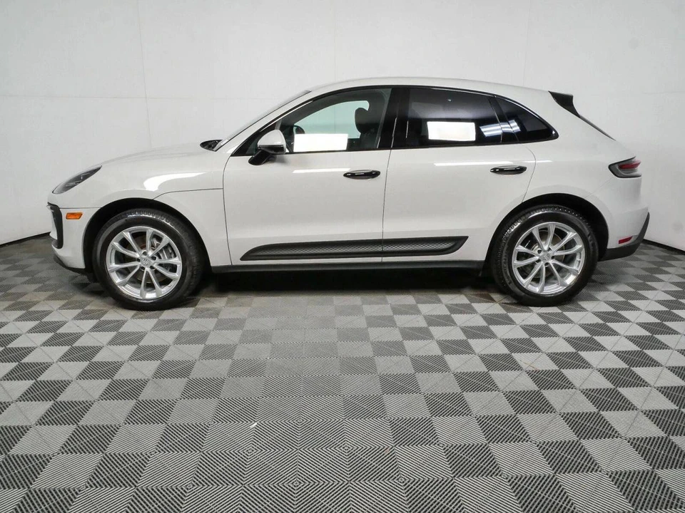 2022 Porsche Macan - Image 2 of 5