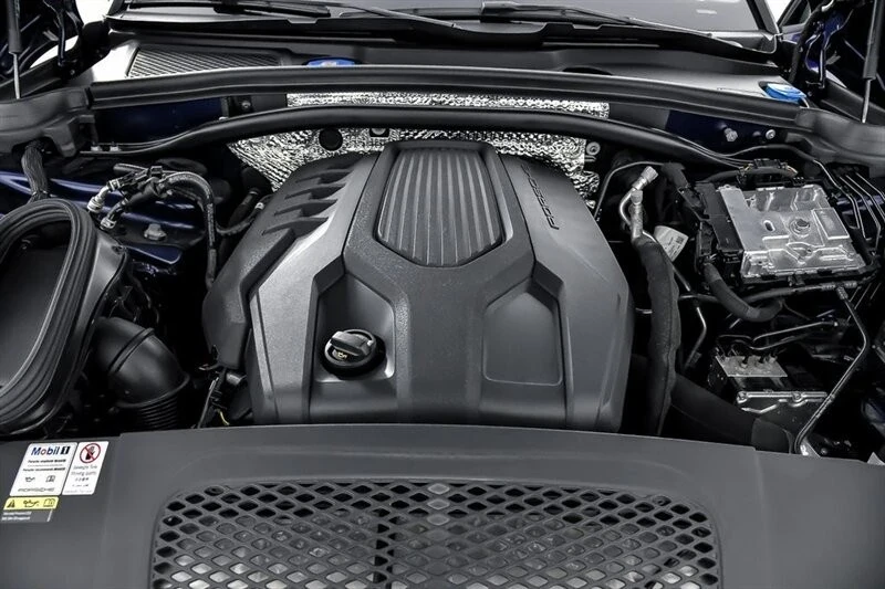 2022 Porsche Macan - Image 16 of 21