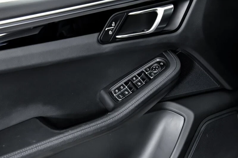 2022 Porsche Macan - Image 17 of 21