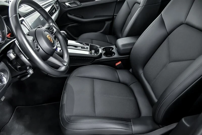 2022 Porsche Macan - Image 19 of 21