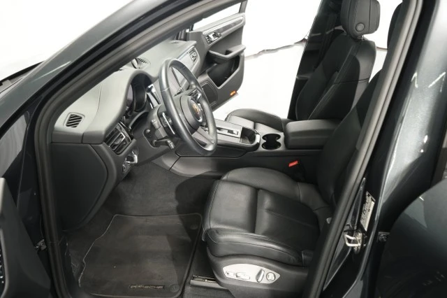 2022 Porsche Macan - Image 23 of 31