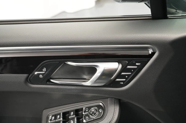 2022 Porsche Macan - Image 27 of 31