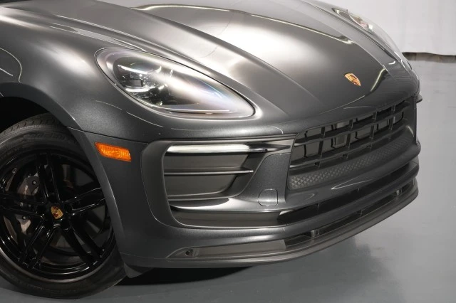 2022 Porsche Macan - Image 8 of 31