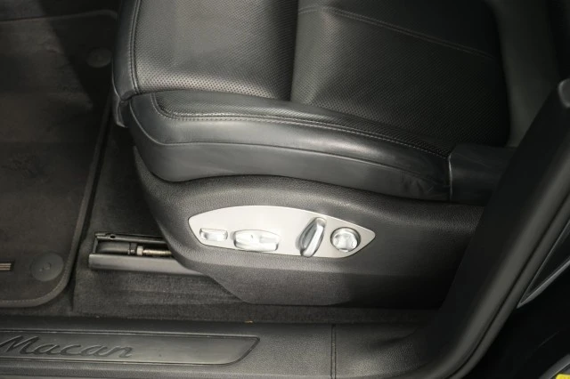 2022 Porsche Macan - Image 24 of 31