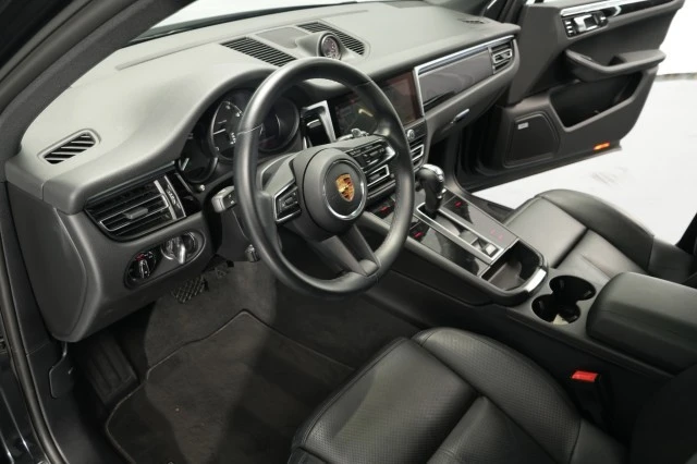 2022 Porsche Macan - Image 25 of 31