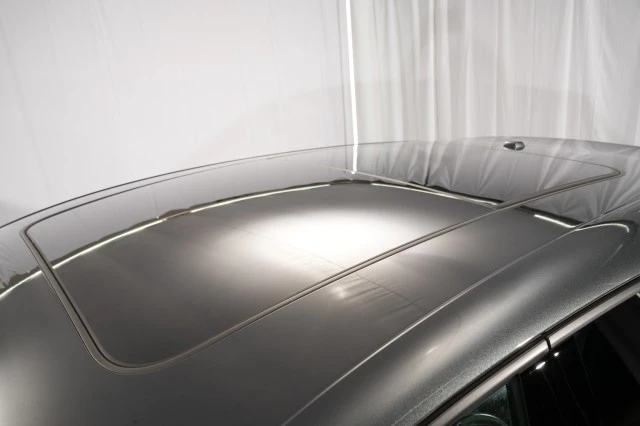 2022 Porsche Macan - Image 17 of 31