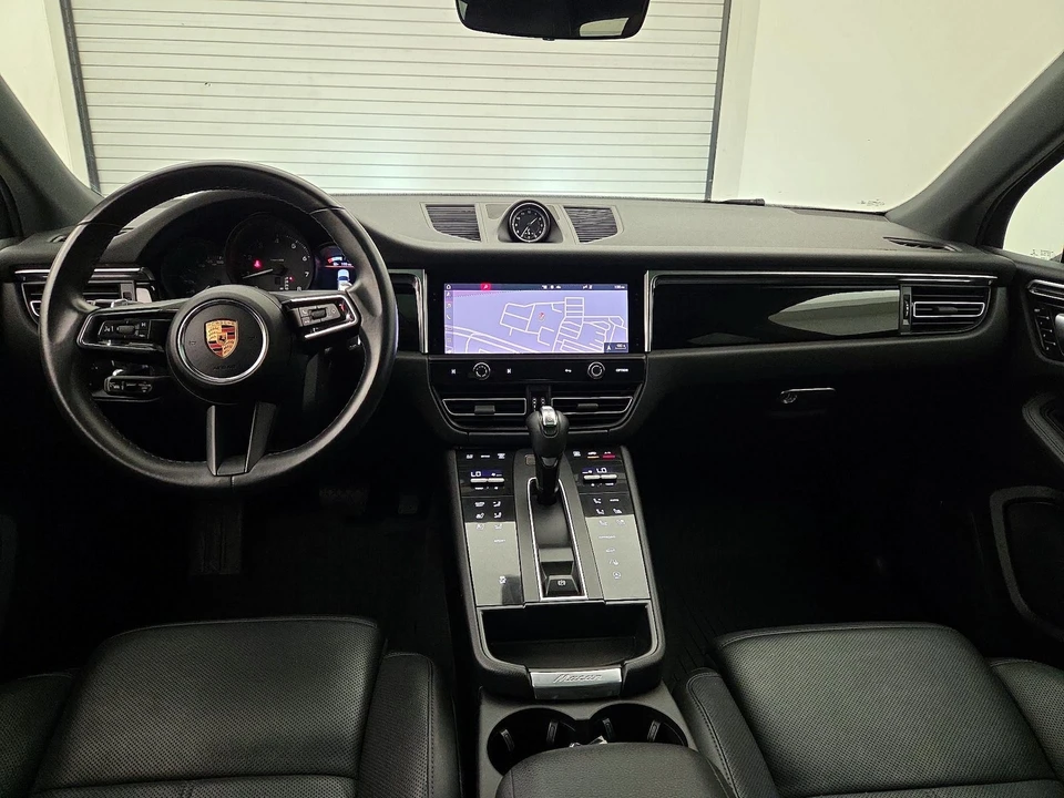 2022 Porsche Macan - Image 10 of 25
