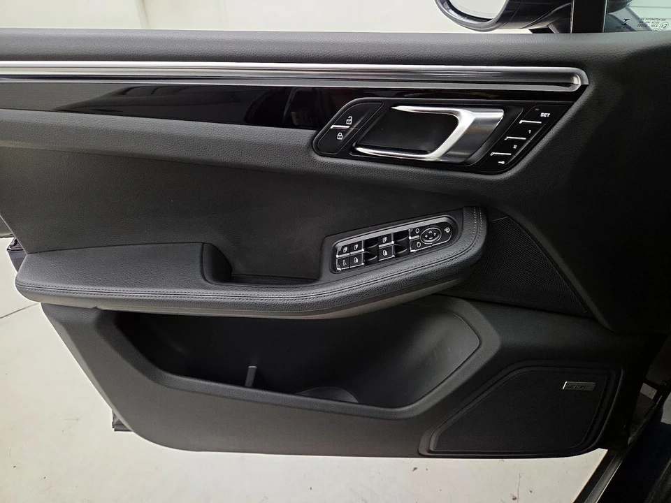 2022 Porsche Macan - Image 13 of 25