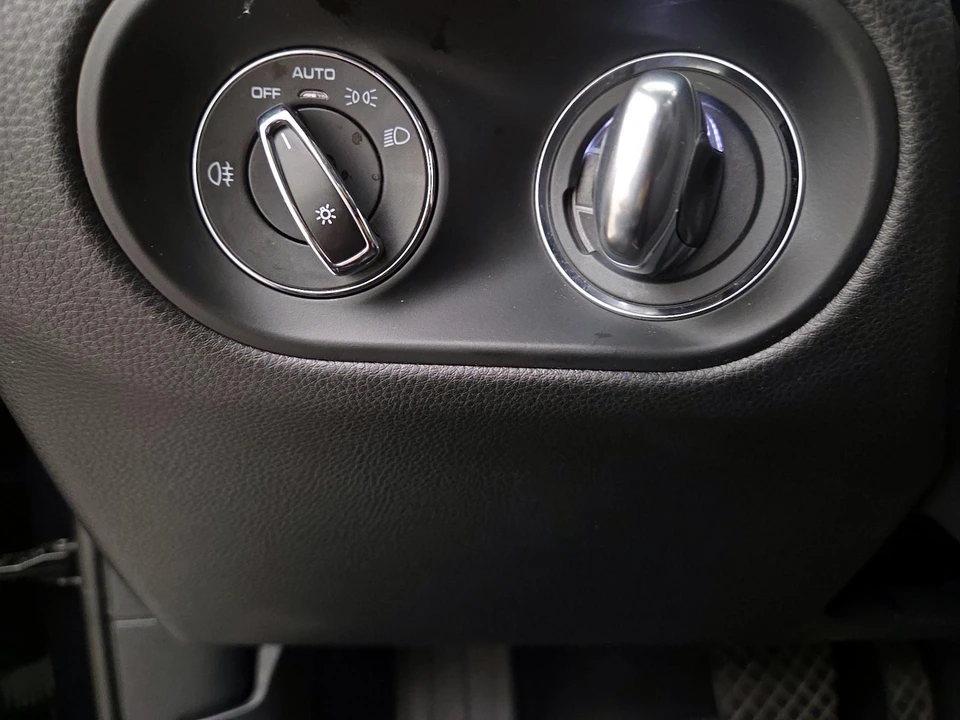 2022 Porsche Macan - Image 14 of 25