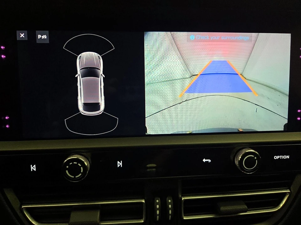 2022 Porsche Macan - Image 16 of 25