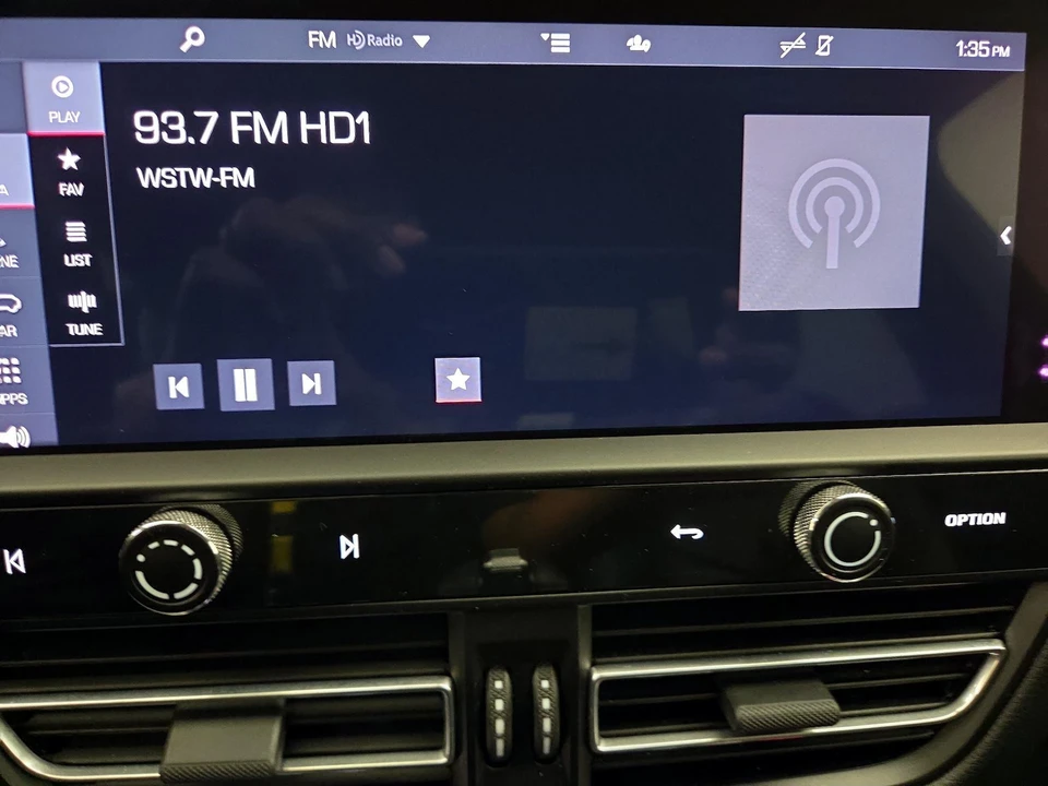 2022 Porsche Macan - Image 17 of 25