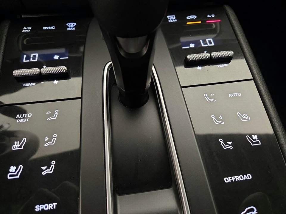 2022 Porsche Macan - Image 18 of 25