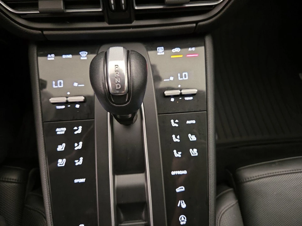 2022 Porsche Macan - Image 19 of 25