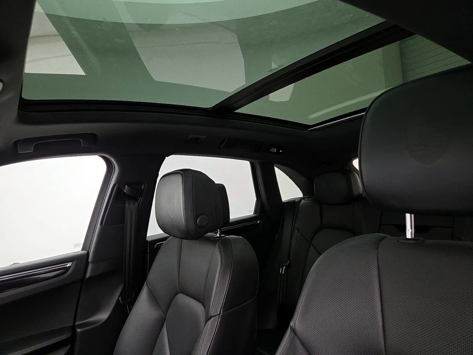 2022 Porsche Macan - Image 20 of 25