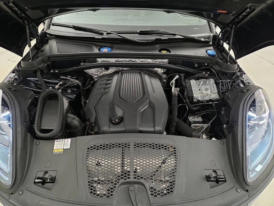 2022 Porsche Macan - Image 23 of 25