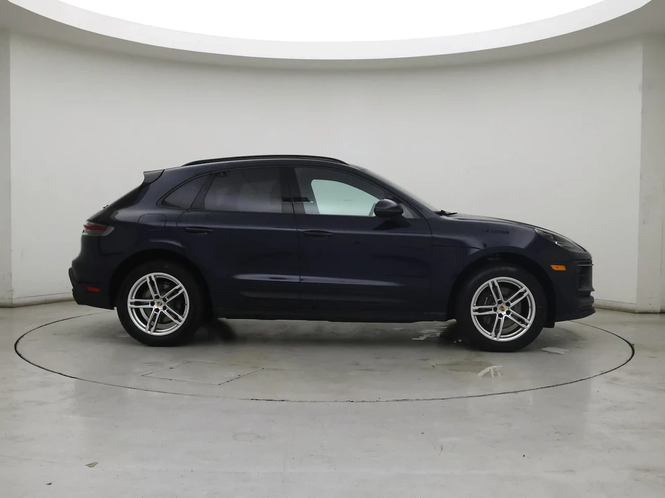 2022 Porsche Macan - Image 8 of 25