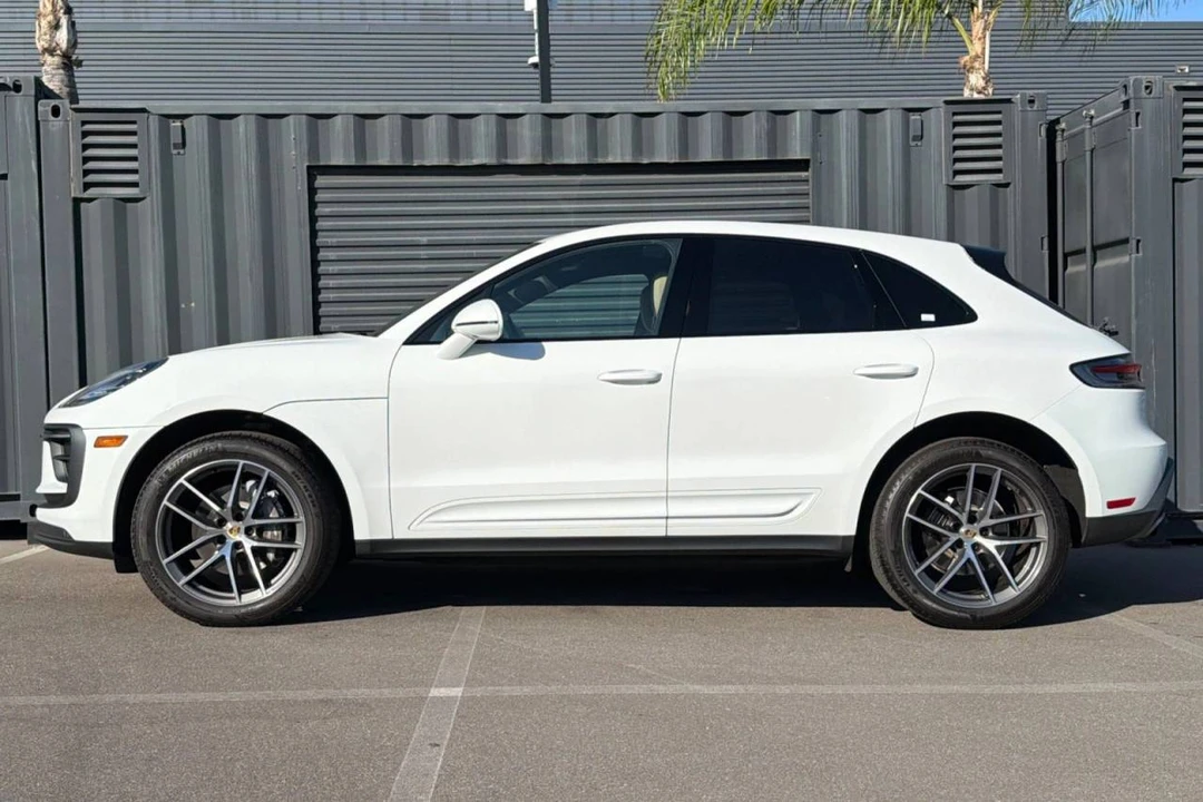 2022 Porsche Macan - Image 2 of 5