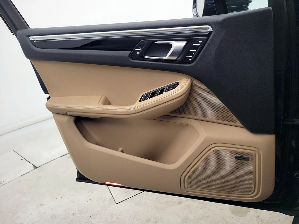 2022 Porsche Macan - Image 13 of 27