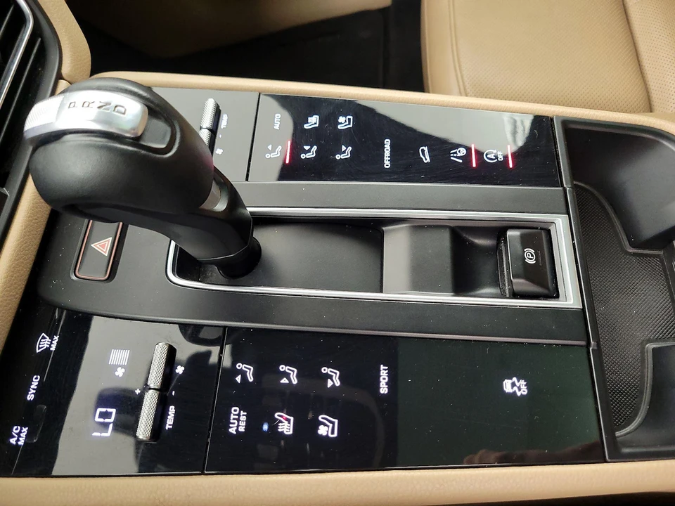 2022 Porsche Macan - Image 17 of 27