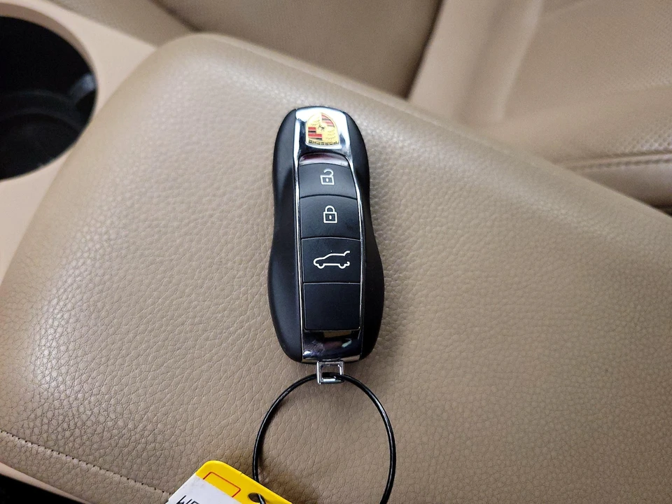 2022 Porsche Macan - Image 24 of 27