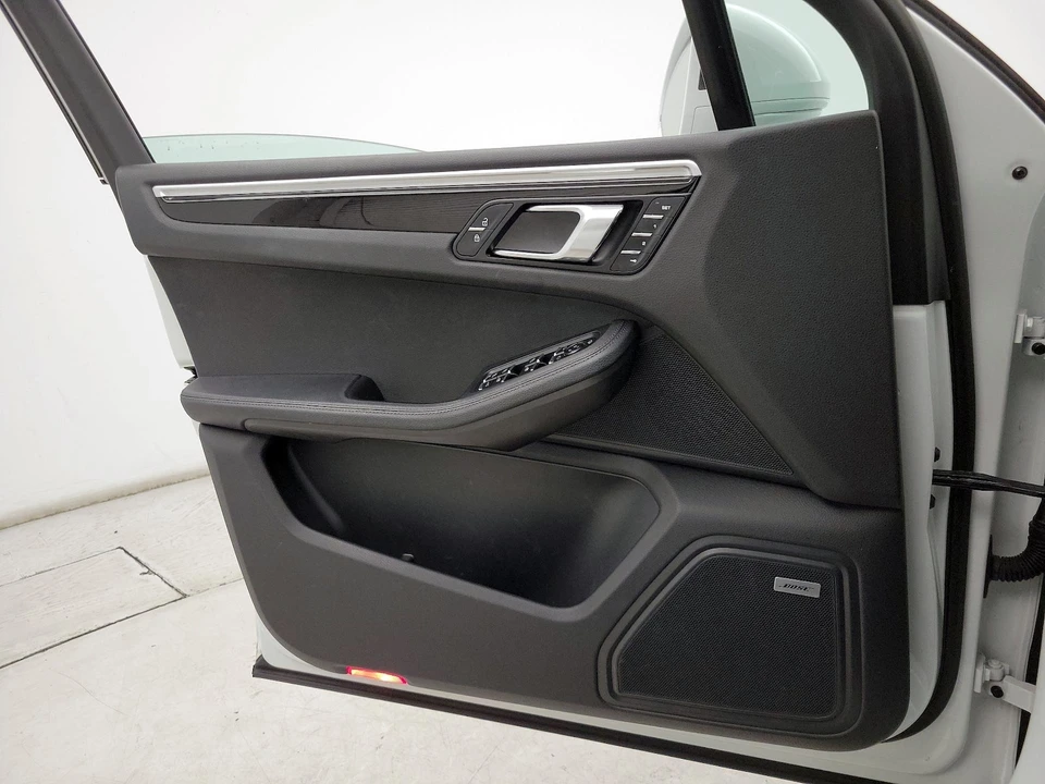 2022 Porsche Macan - Image 13 of 29