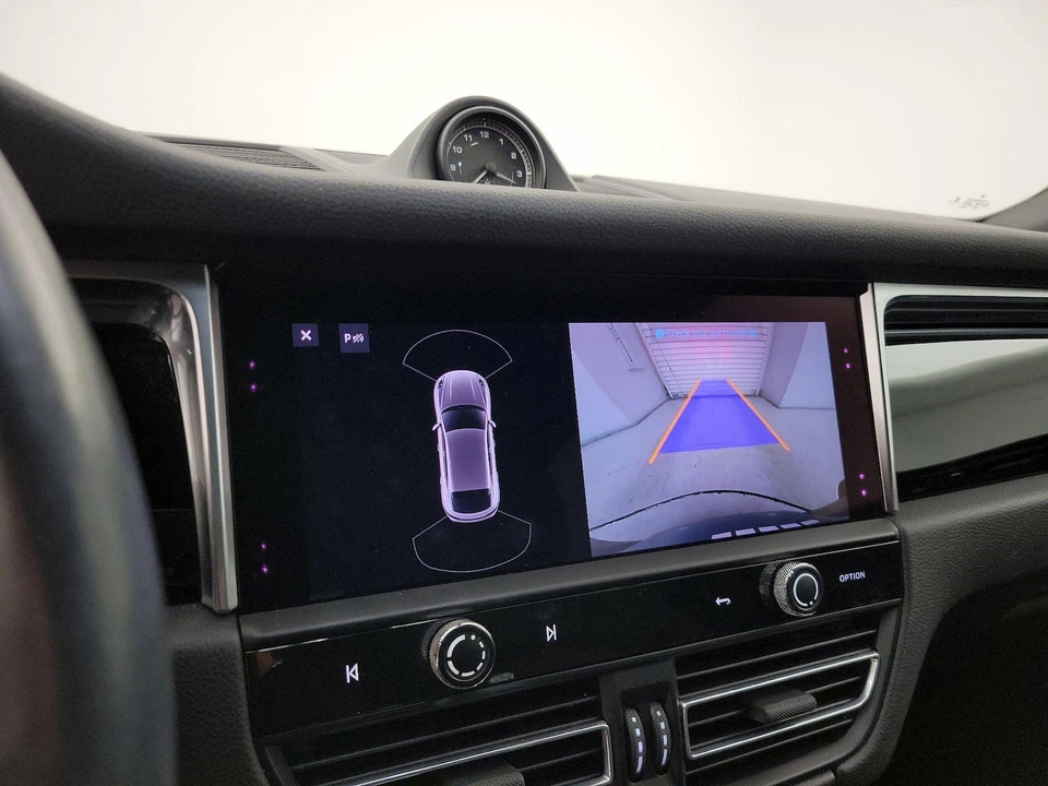 2022 Porsche Macan - Image 16 of 29
