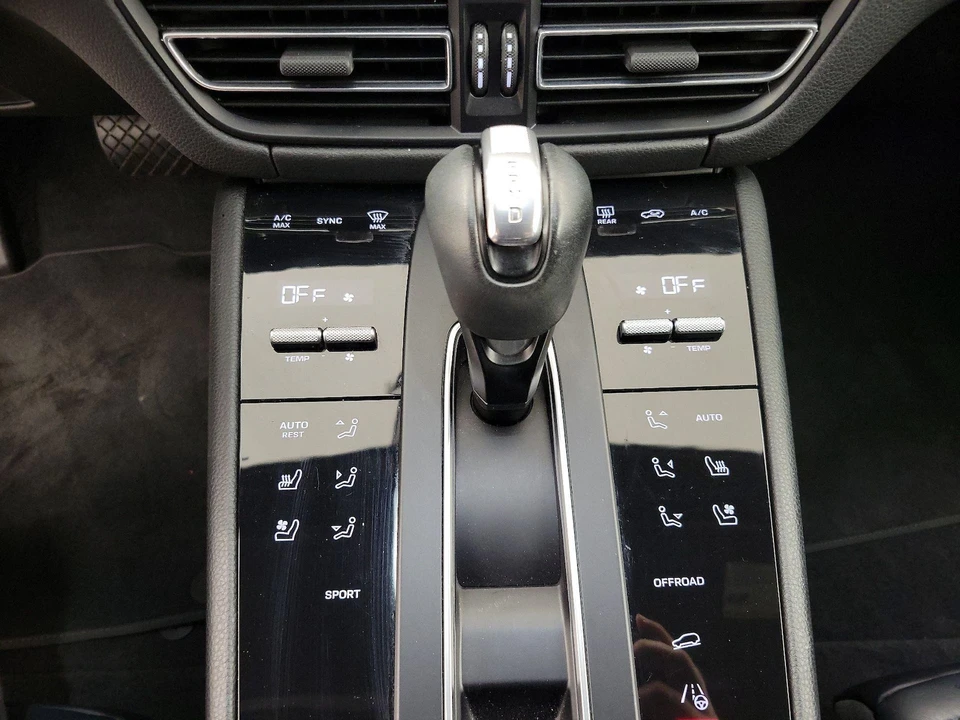 2022 Porsche Macan - Image 18 of 29