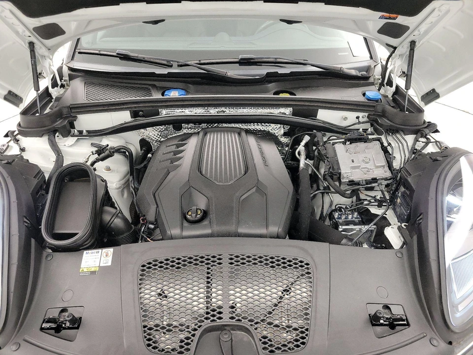 2022 Porsche Macan - Image 24 of 29