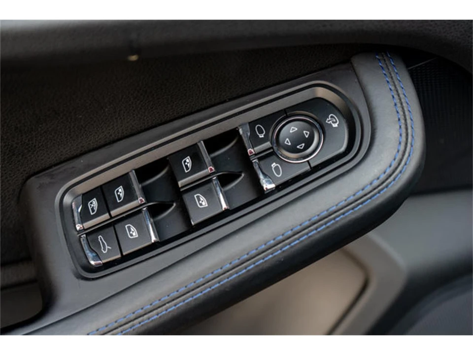 2022 Porsche Macan - Image 11 of 12