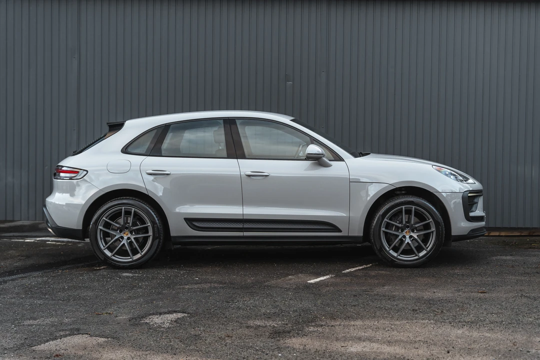 2022 Porsche Macan - Image 9 of 31