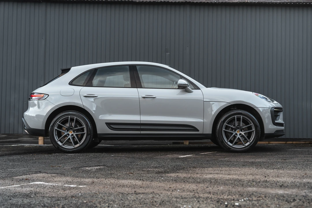 2022 Porsche Macan - Image 17 of 31