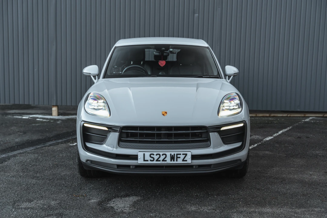 2022 Porsche Macan - Image 11 of 31