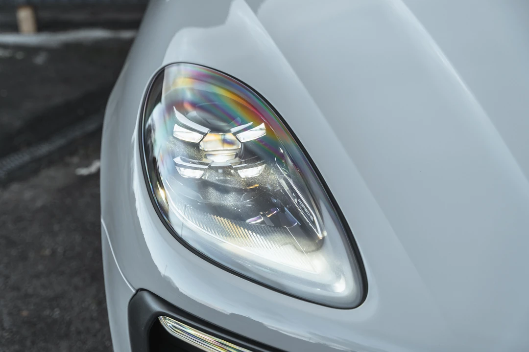 2022 Porsche Macan - Image 27 of 31