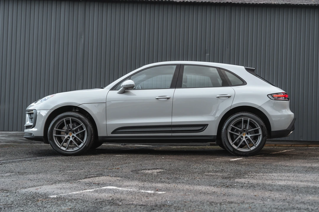 2022 Porsche Macan - Image 13 of 31