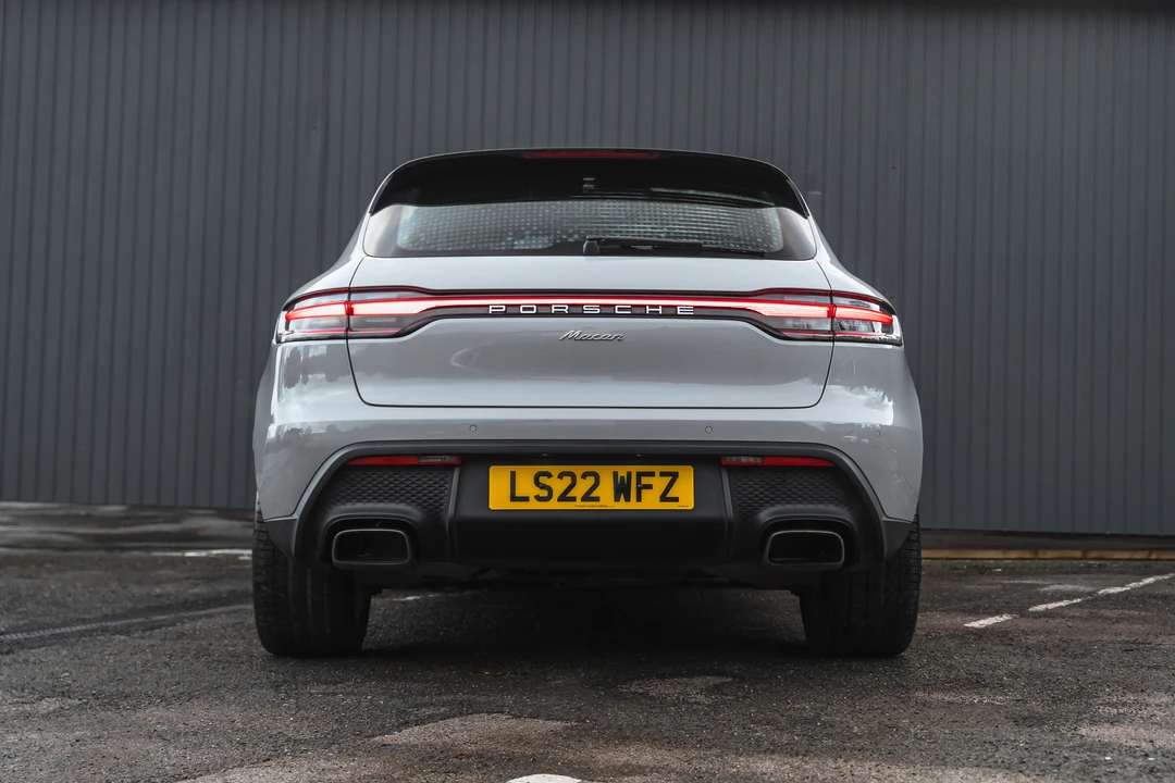 2022 Porsche Macan - Image 15 of 31